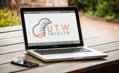 Zdjęcie laptopa z logo UTW na ekranie