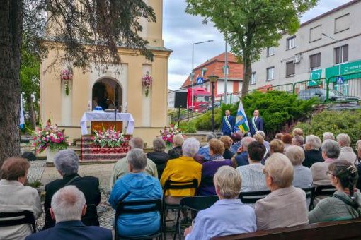 Tradycyjna msza św. przy zabytkowej kapliczce